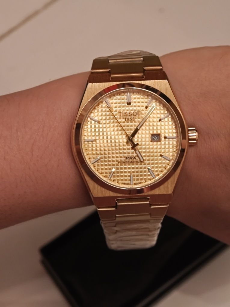 Relógio em aço dourado