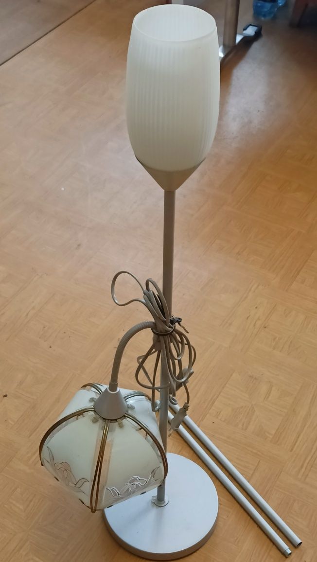Lampa stojąca z kinkietem.