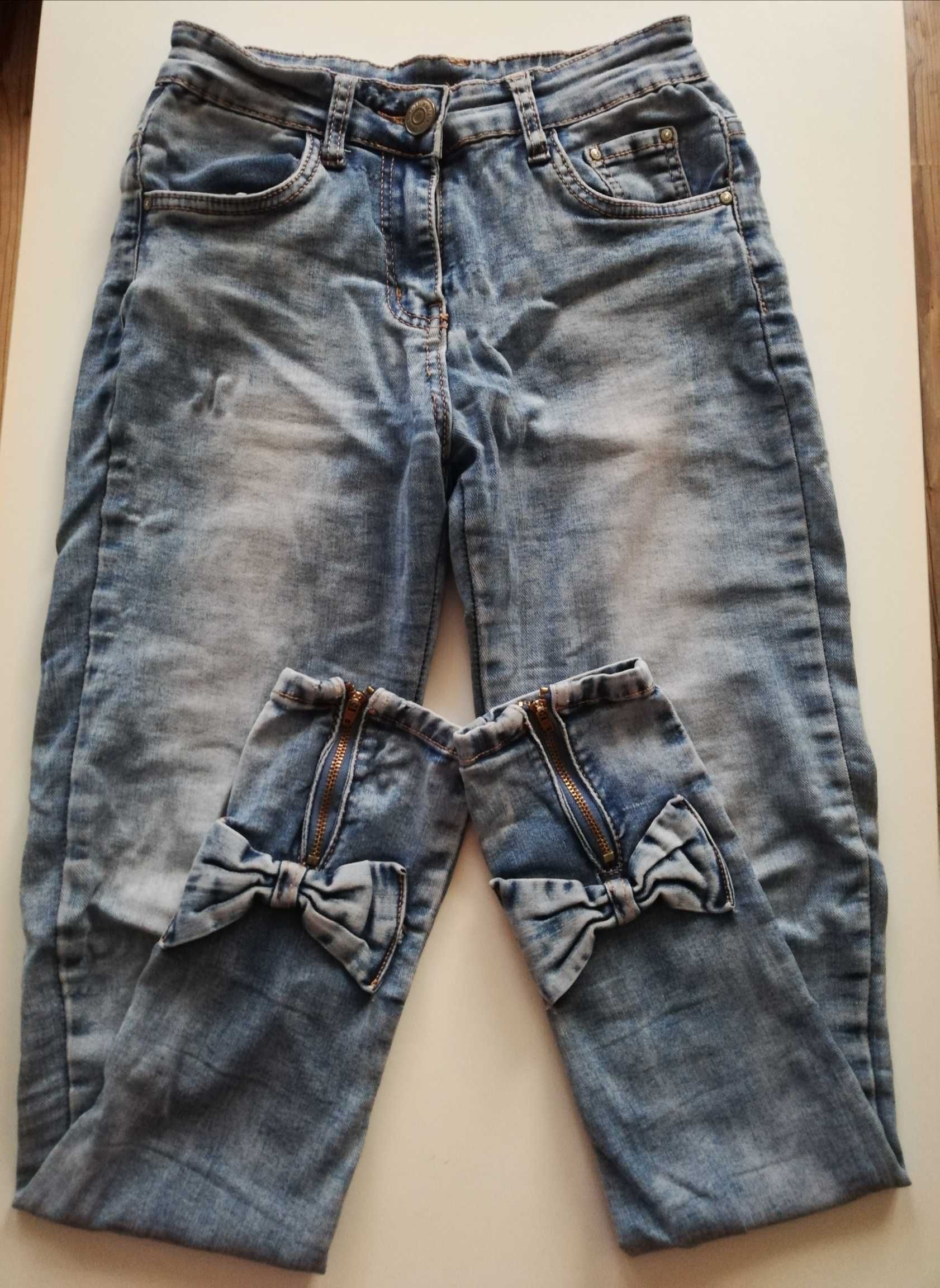 Spodnie jeansy rurki kokardki