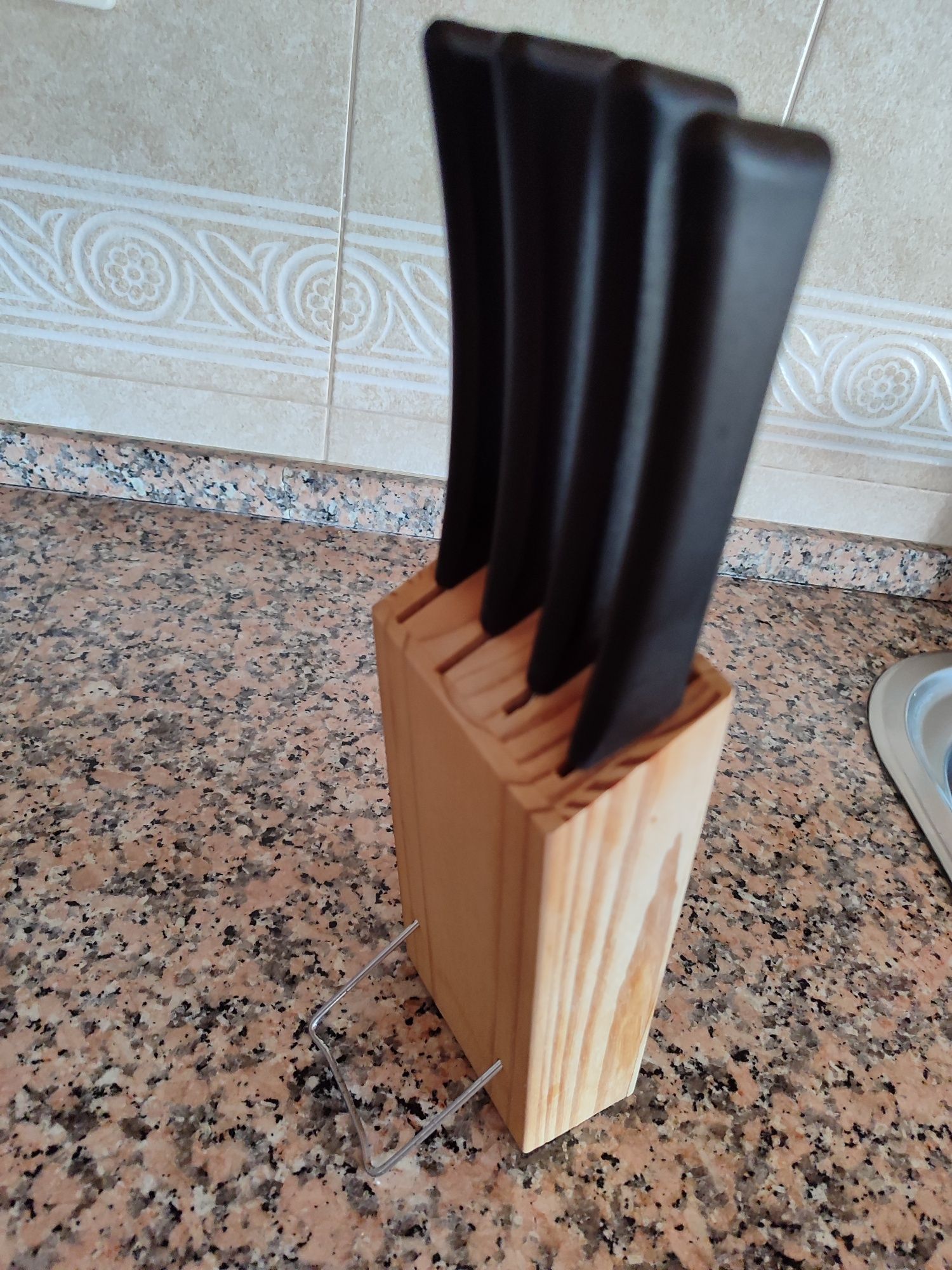 Faqueiro IKEa de 4 facas com suporte