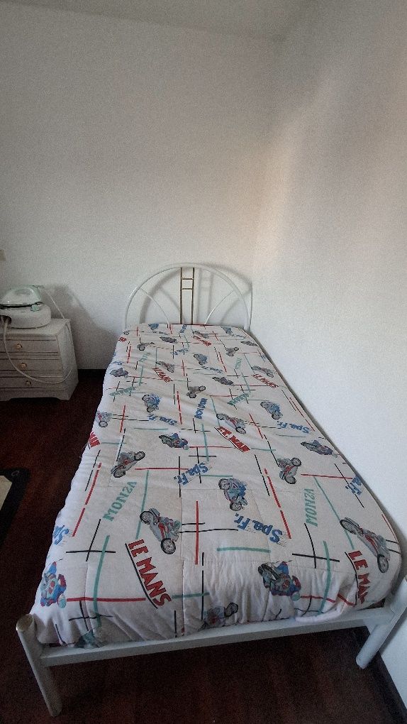 Cama de solteiro com oferta de estrado e colchão