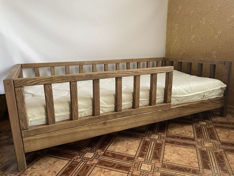 Дитяче ліжко з натурального дерева