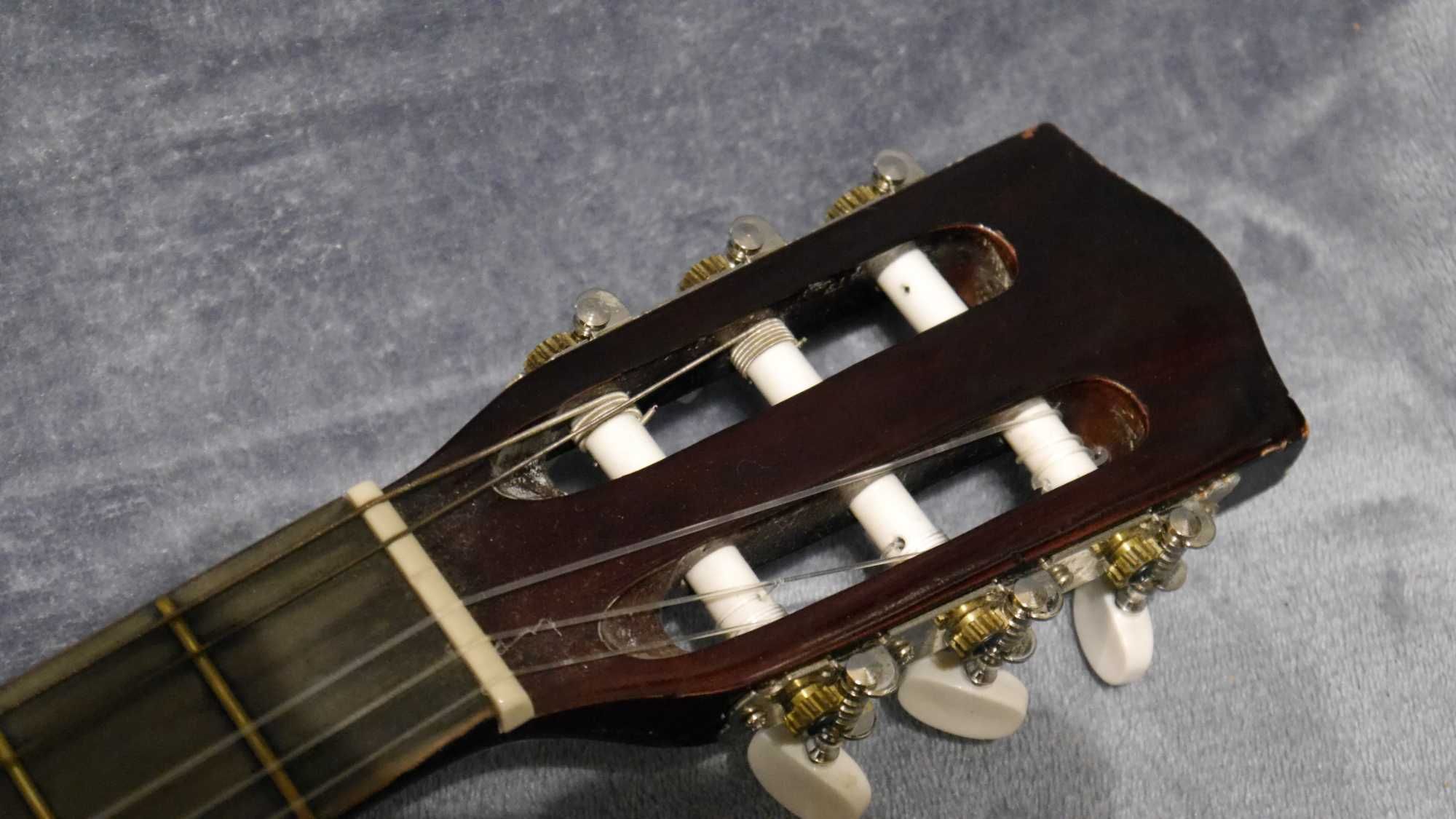 Gitara akustyczna vintage, dobrze przechowywana