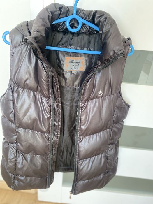 Czarny bezrękawnik damski – pikowany