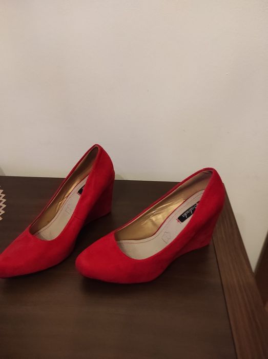 Buty zamszowe, czerwone.