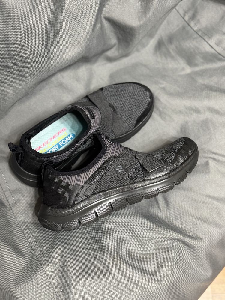 Кроссовки ТМ Skechers в отличном состоянии