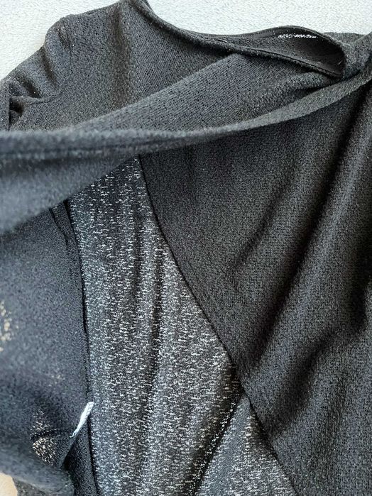 Czarny sweterek damski z wycięciem