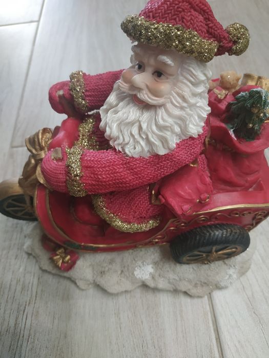 Декоративная статуэтка Деда Мороза на авто