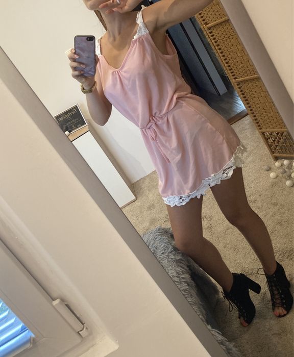 Sukienka na ramiączkach koronka