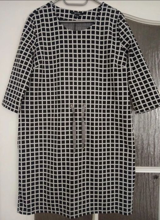 Sukienka  marki Esmara, charakteryzujący się czarno-białym wzorem w kr