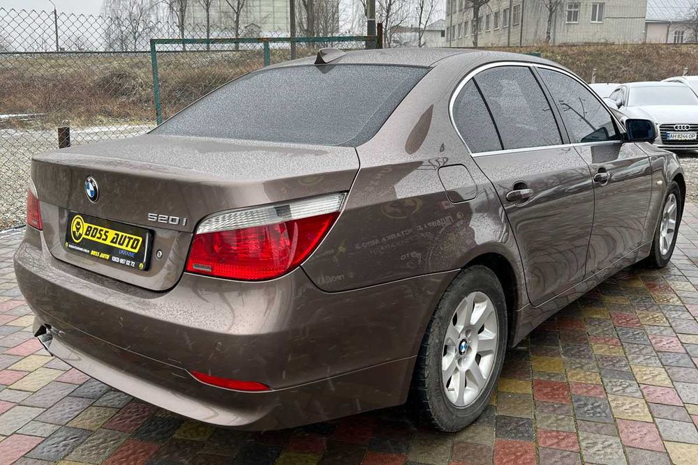 BMW 520I 2004 року