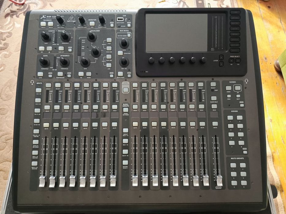 Behringer x32 compact + case