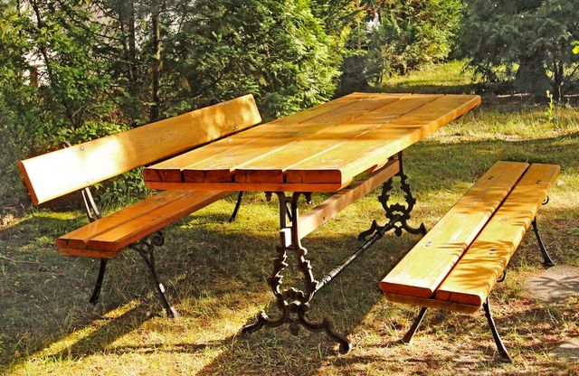 Komplet biesiadny w starym stylu: dębowy stół ogrodowy z dwoma ławkami