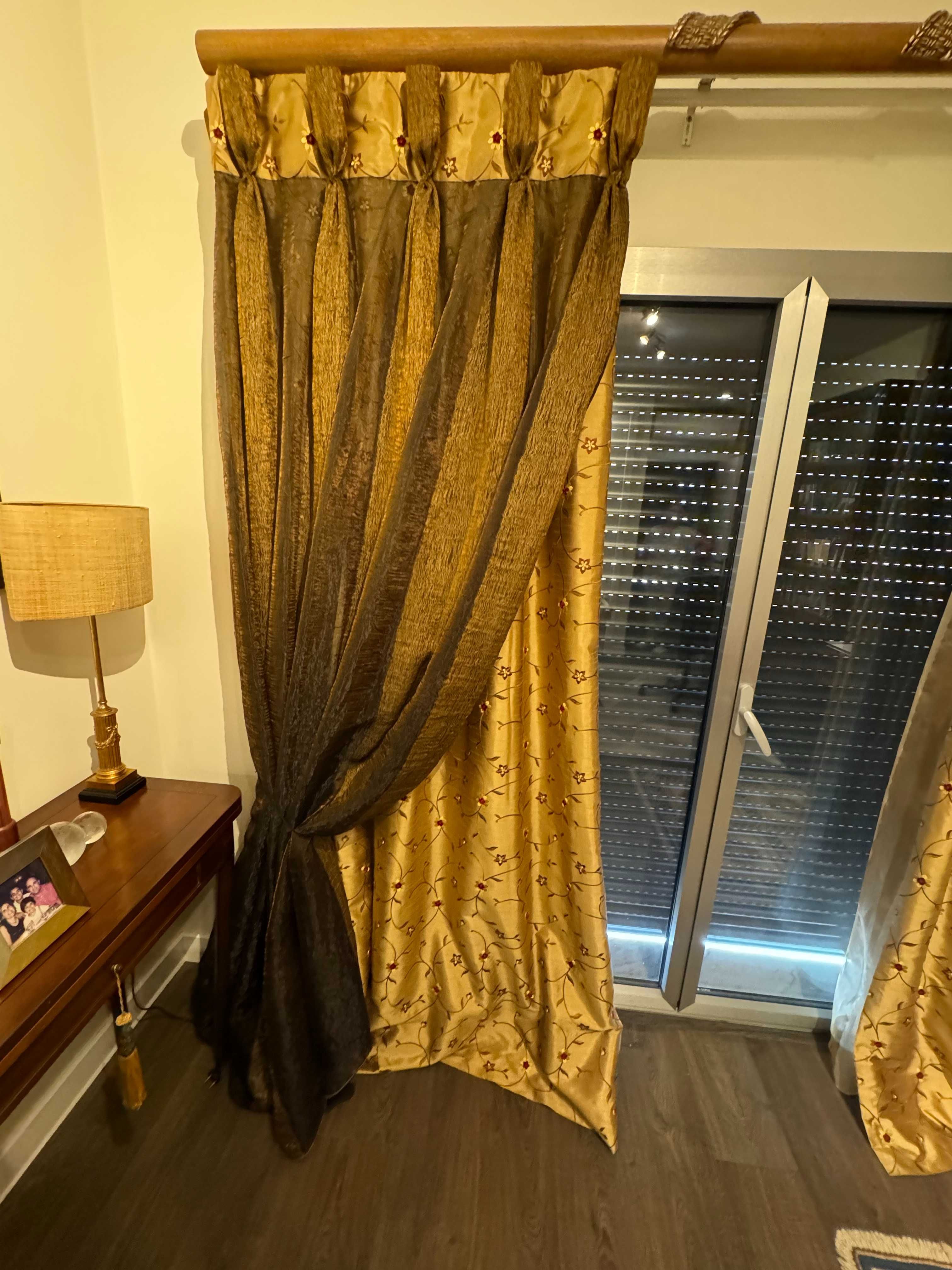 Cortinado com 2 tecidos em cor dourado e castanho