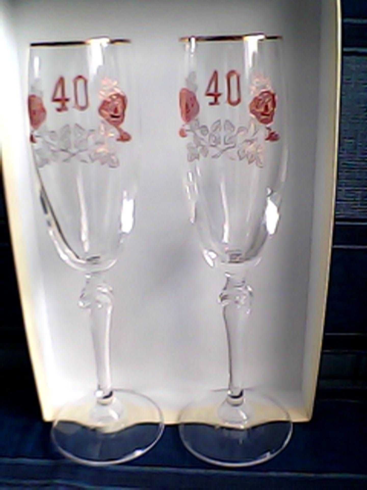 Kryształowe kieliszki do szampana "40 lat" w pudełku prezentowym.