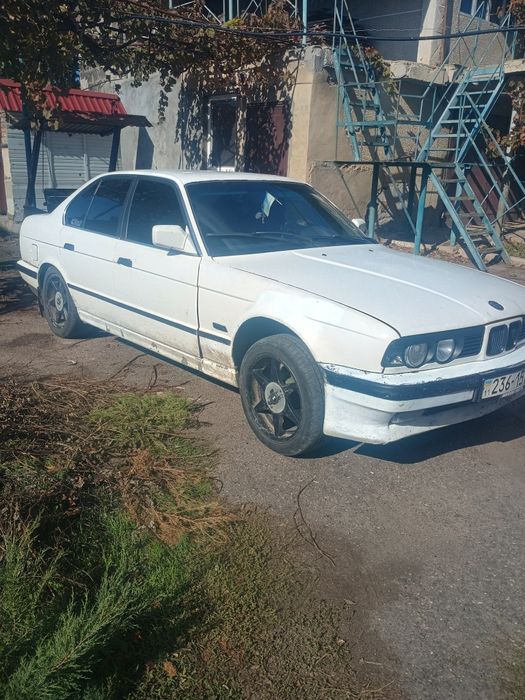 Продам машину БМВ Е34 М51
