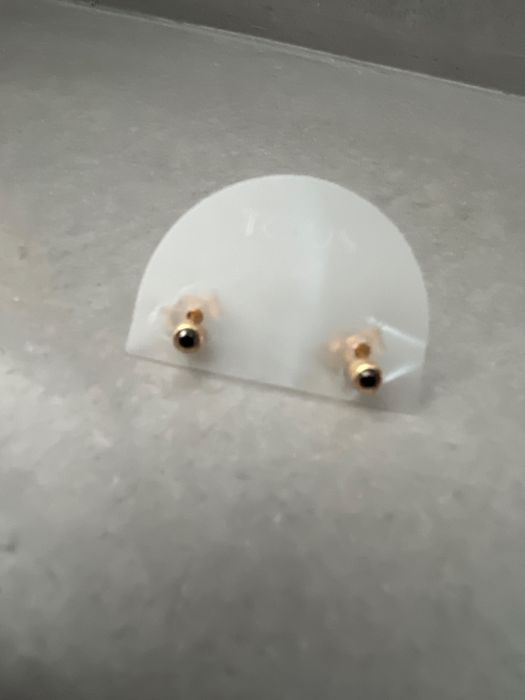 Złote sztyfty z czarnym onyxem TOUS