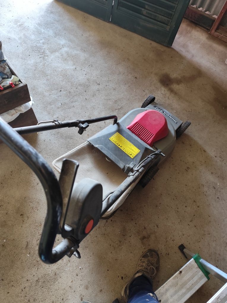 Corta relvas eléctrico marca Honda