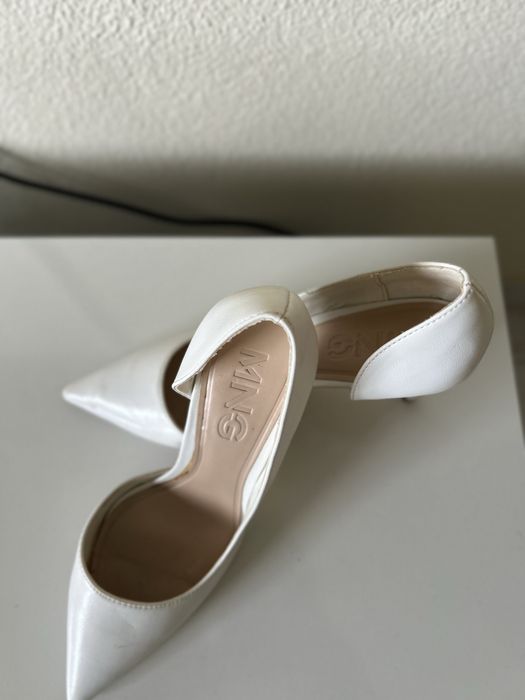 Sapatos brancos para cerimonia