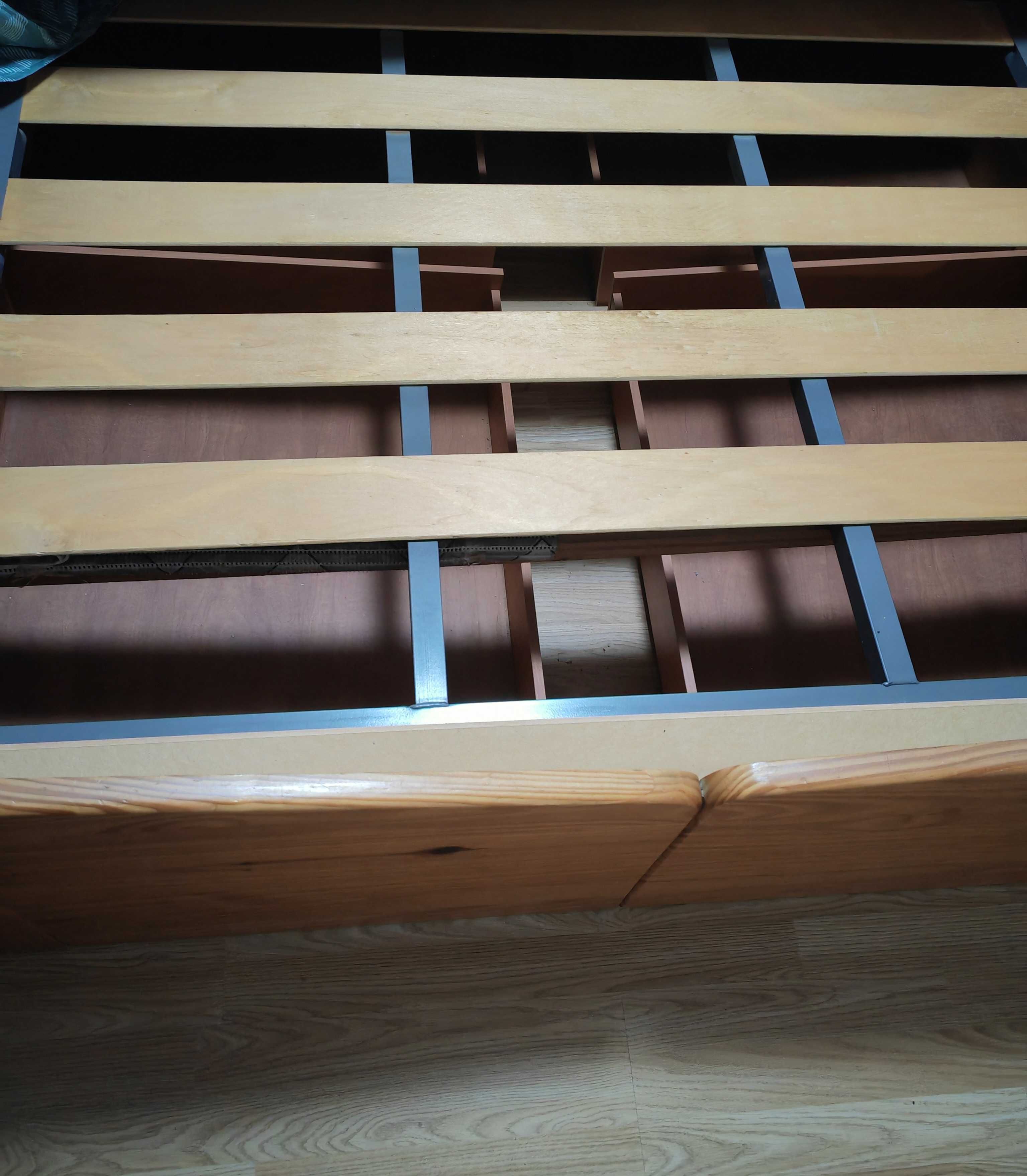 Vendo cama de casal (148cm-207cm) s/ colchão + 2 mesinhas de cabeceira