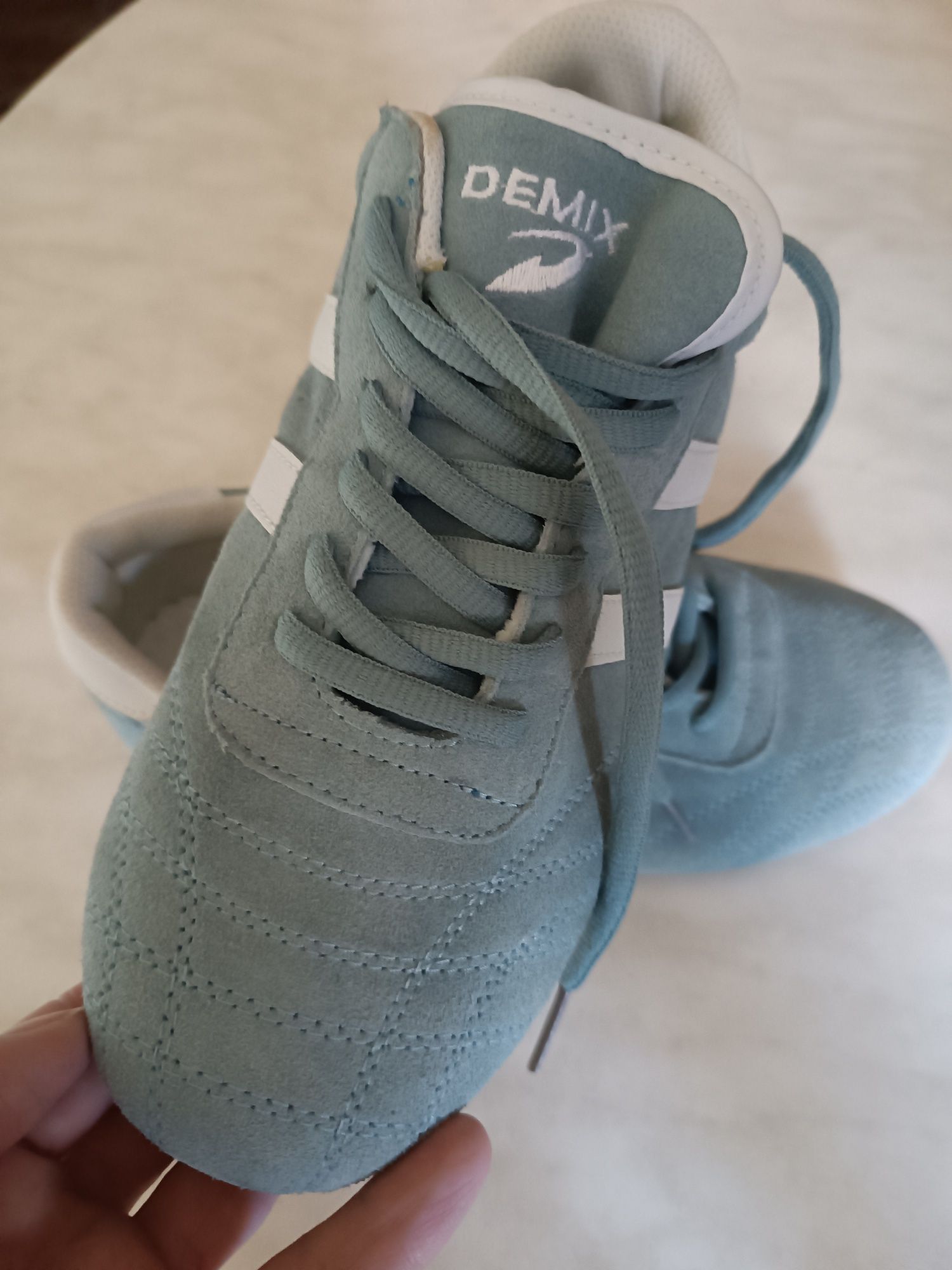 Кросівки  жіночі Demix. Розмір 37. Нові. Натуральна замша.