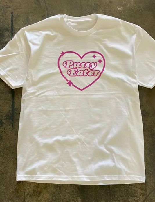 Blusa usada uma vez com o texto “pussy eater”