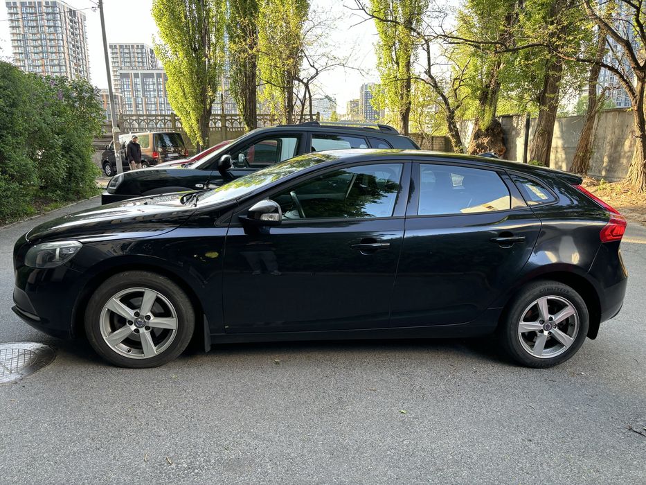 Чорний Volvo V40