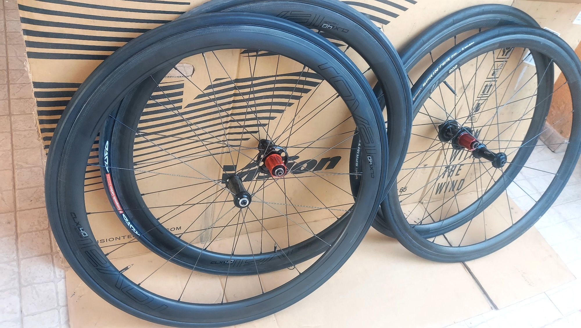 Rodas carbono Roval CLX40 e Zipp 202