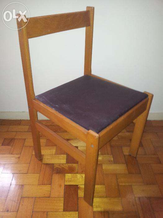 Cadeira de Madeira forrada com napa castanha.