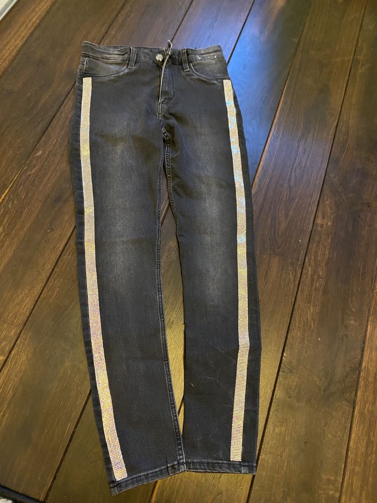 Jeansy skinny fit z błyszczącymi lampasami, rozmiar 146.