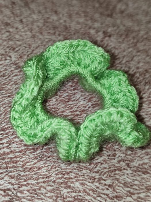 Zielona jasna gumka scrunchie ręcznie robiona na szydełku handmade