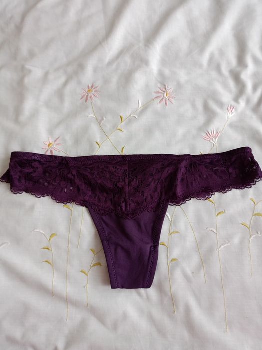 Piękne jagodowe stringi.