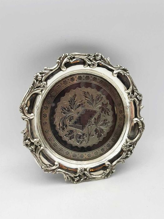 Salva recortada em prata