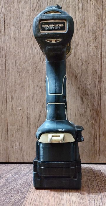 Adapter DeWalt XR 18 na baterie Milwaukee M18