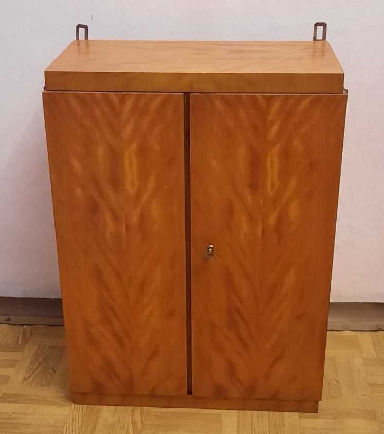 Stara drewniana wisząca szafka w bardzo dobrym stanie, zamykana