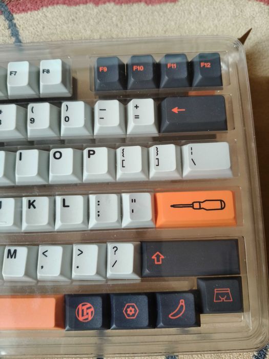 LinusTechTips стилізований набір keycaps для кастомних клавіатур