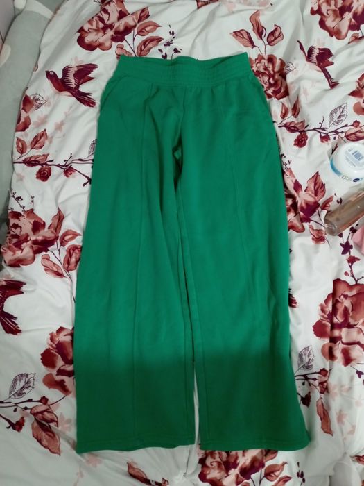 Zielone dresowe spodnie idealne na jesień