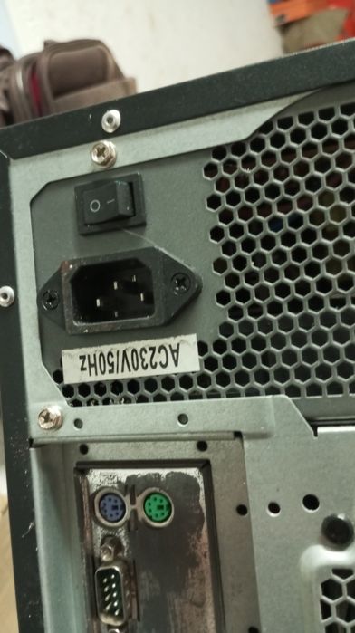 PC antigo para peças.