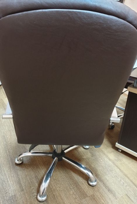 Крісло офісне шкіряне "Портос"