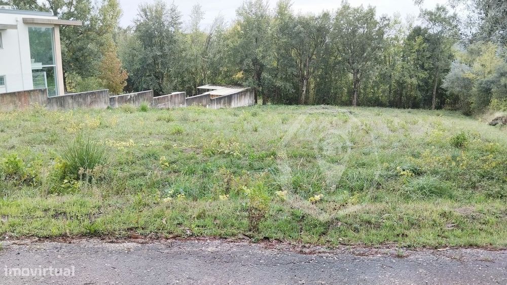 Terreno Para Construção Moradia De Cave Mais R/C Mais 1 Em O.bairro