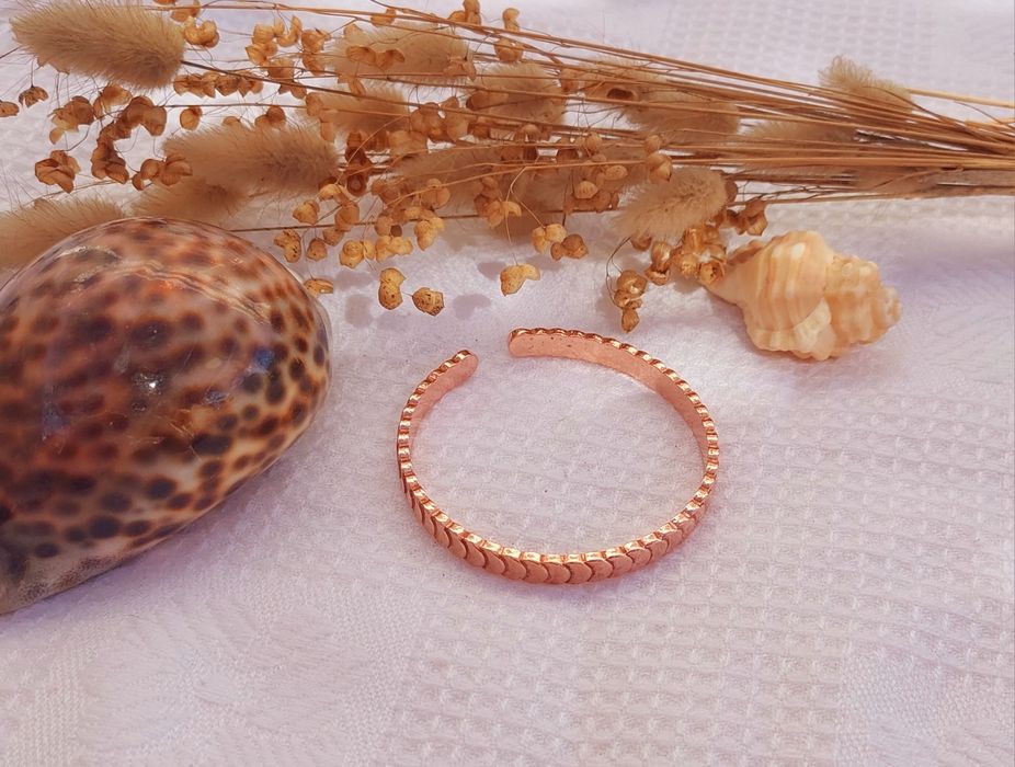 Pulseira de cobre com desenhos circulares