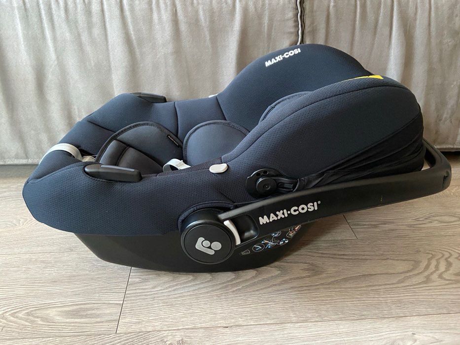 Автокрісло MAXI-COSI CabrioFix i-Size Essential Graphite