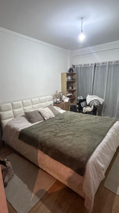 Cama branca imitação pele