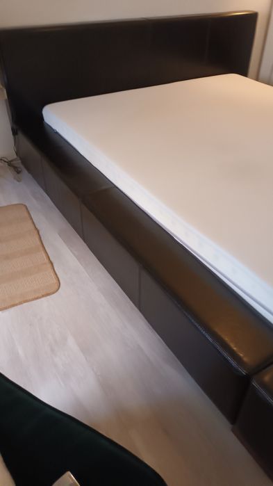 Cama de casal em pele