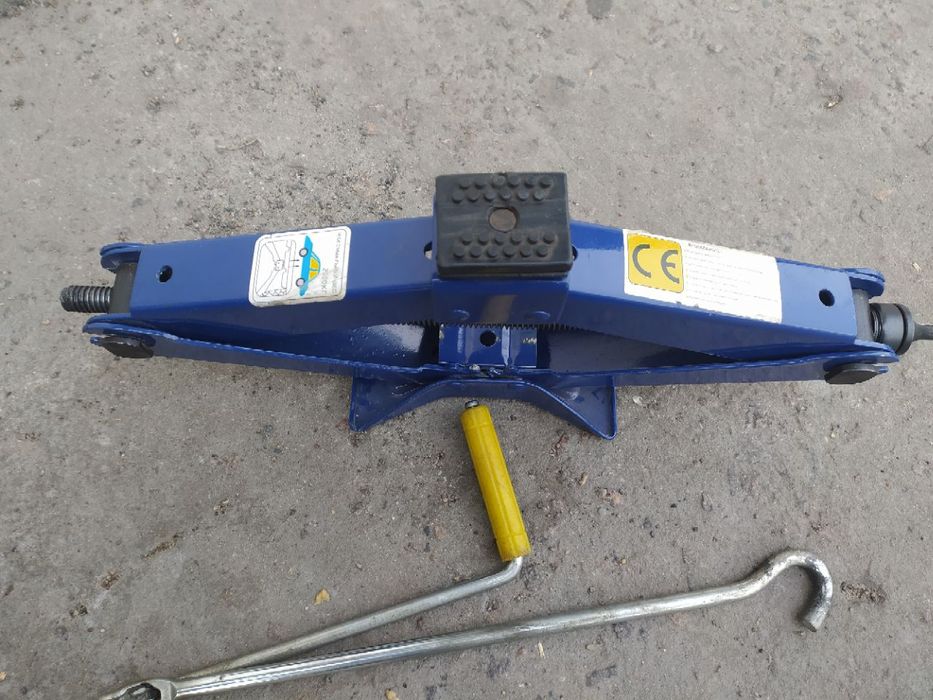 Домкрат автомобільний