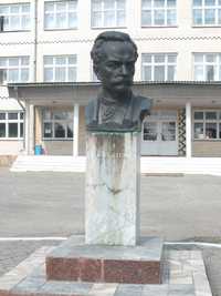 Бюст І.Франка, висота 110см., робота заслуженого скульптора України,