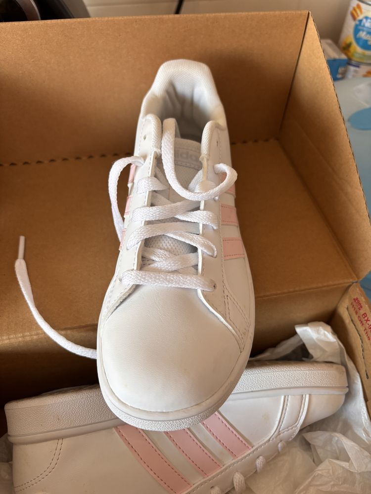 Adidas kids em branco e rosa