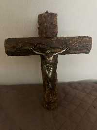 Crucifixo em madeira com cristo em metal