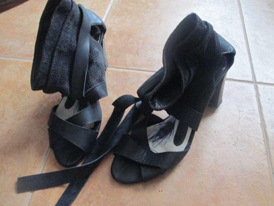 Botas e sandalias em pele nº 39