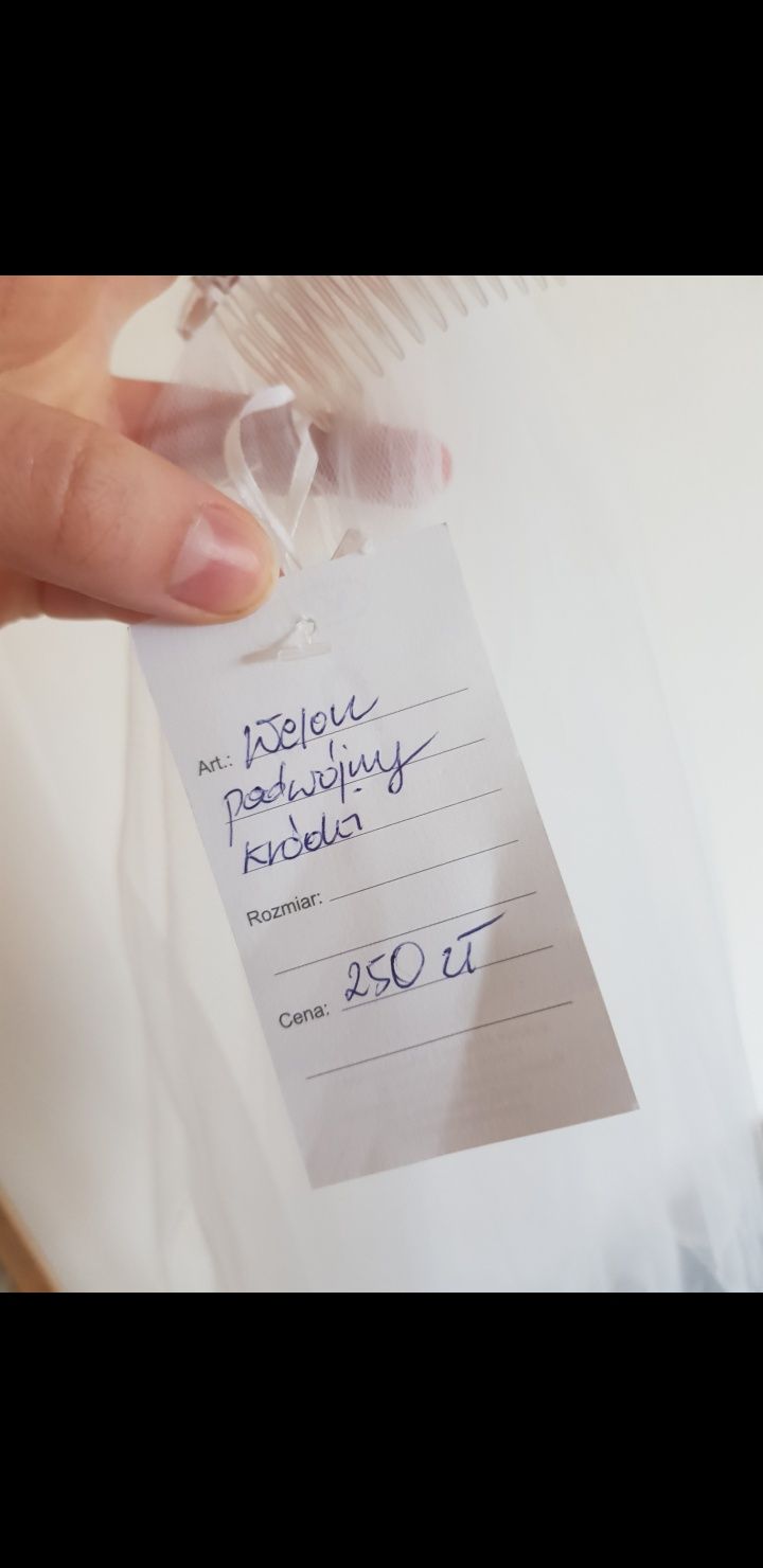 Suknia ślubna z welonem